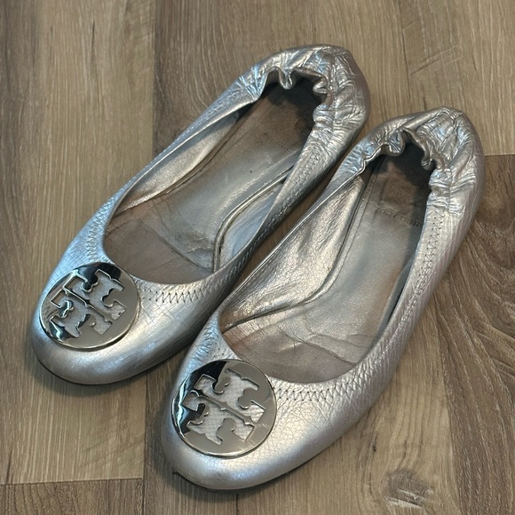 Tory Burch Silver Leather Ballet Flats – Designer Logo Flats – Pre-Owned Size 7 - Picture 3 of 4